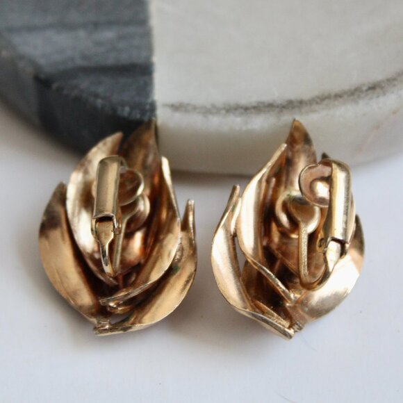 Vintage Unbranded Multi-Cluster Gold-Rimmed Leaf Wein Clip-On Earrings - Picture 2 of 3